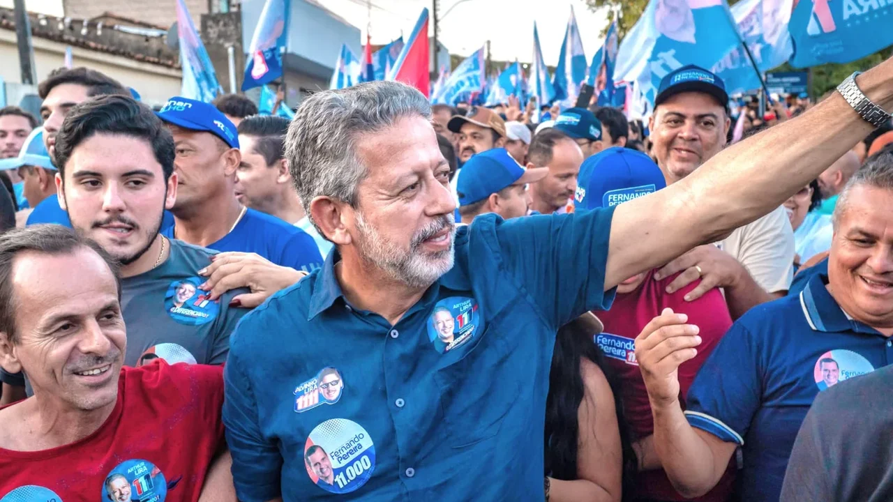 “Aqui foi onde tudo começou”: liderança consolidada para o Senado, Arthur Lira volta às raízes e recebe o carinho do povo de Junqueiro