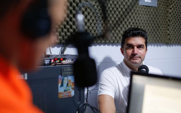 “Sou ficha-limpa. Não respondo a processos criminais, fiz uma gestão transparente em Maceió”, dispara Rui Palmeira em entrevista no sertão alagoano