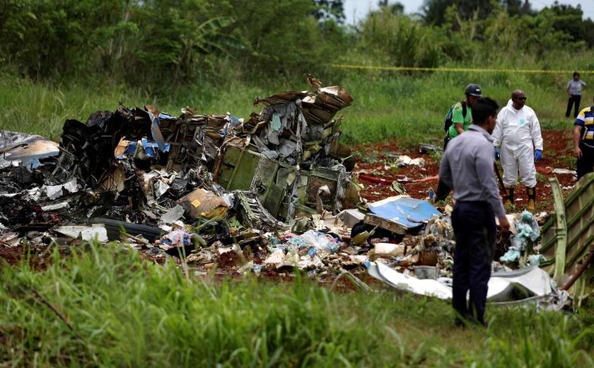 Segundo imprensa oficial, há pelo menos três sobreviventes de queda de avião