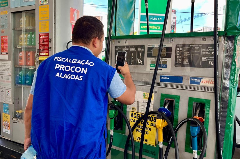Após fiscalização do Procon, valor da gasolina cai a R$ 5,69 por litro nos postos de Alagoas