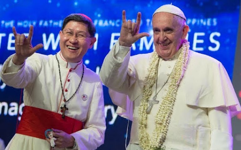 Um gesto do Papa gera polêmica na internet