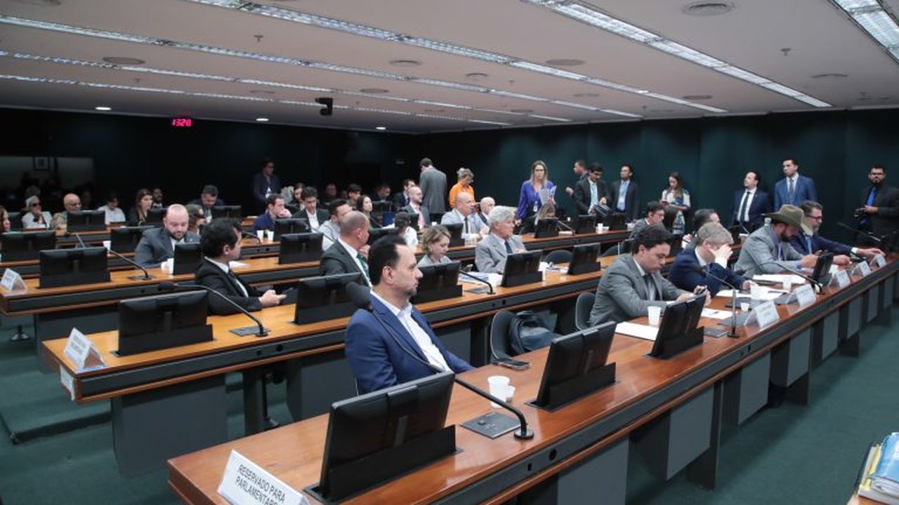 Conselho de Ética analisa processos contra deputados nesta terça-feira