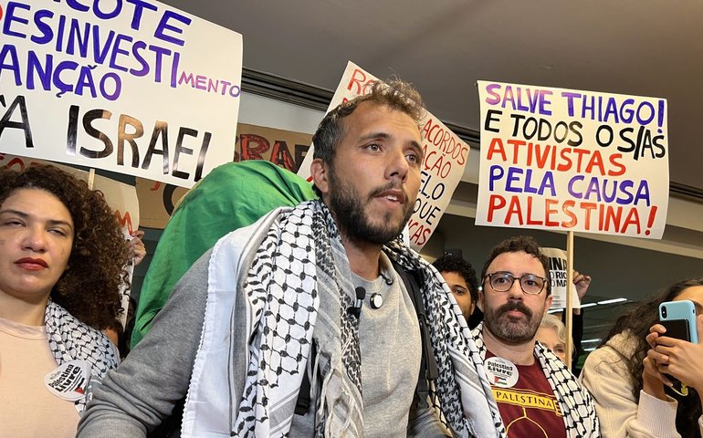 Thiago Ávila chega ao Brasil e é recebido por grupo pró-Palestina