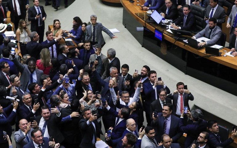 Câmara aprova retirada da MP do IOF da pauta; texto caduca