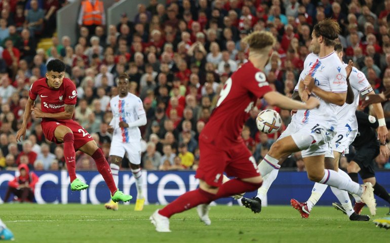 Liverpool busca empate com Crystal Palace após expulsão de Núñez por agressão