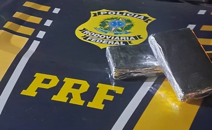 Mulher grávida foi presa após PRF encontrar 2,2 kg de cocaína em bagagem durante fiscalização na BR-316