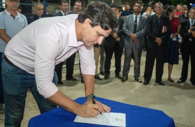 Prefeito Marcelo Beltrão assina ordem de serviço para construção de um grande monumento na Praça da Bíblia