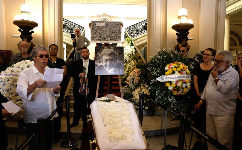 Familiares e amigos dão o último adeus ao fotógrafo Evandro Teixeira