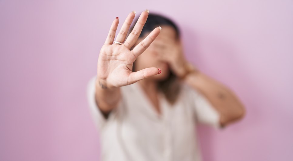 blonde-woman-standing-pink-background-covering-eyes-with-hands-doing-stop-gesture-with-sad-fear-expression-embarrassed-negative-concept / Foto: Foto: Ilustrativa Freepik