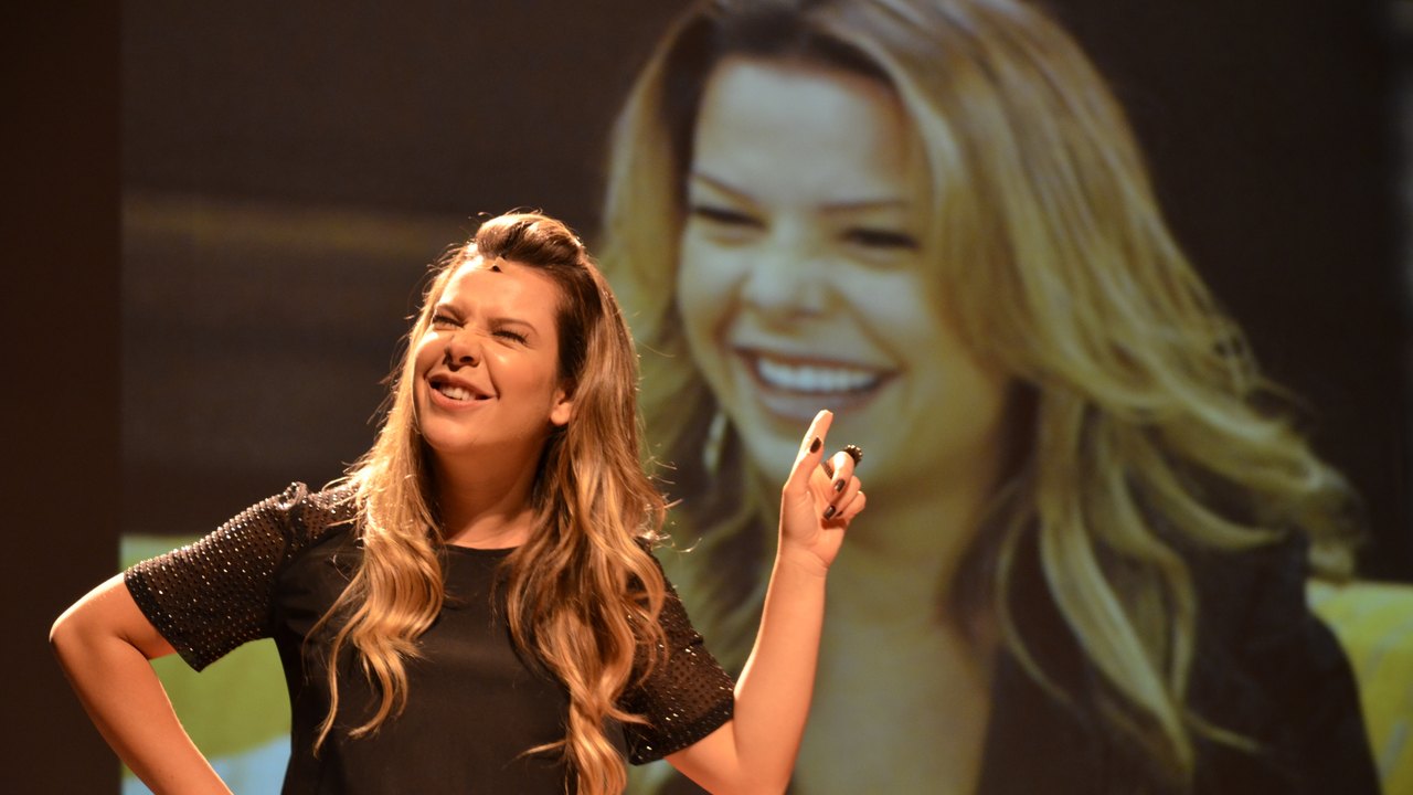 Fernanda Souza conta sua trajetória com bom humor em peça