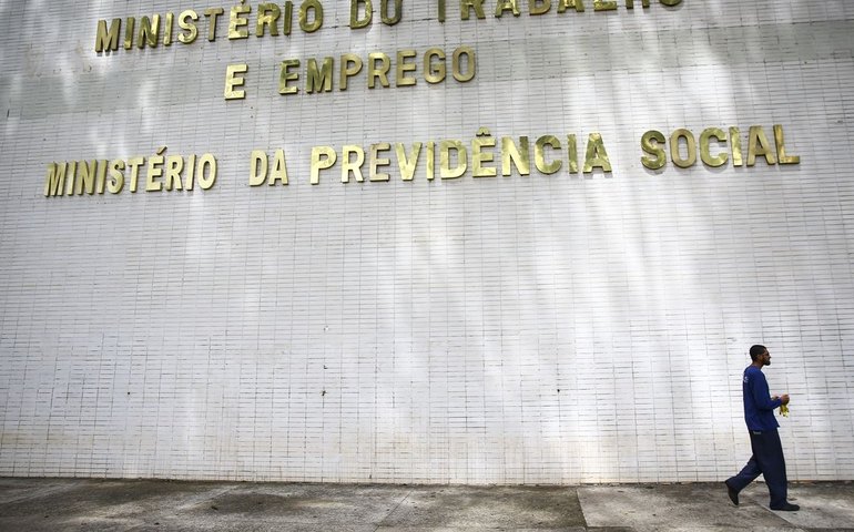 Brasil cria 85,8 mil vagas de trabalho em novembro