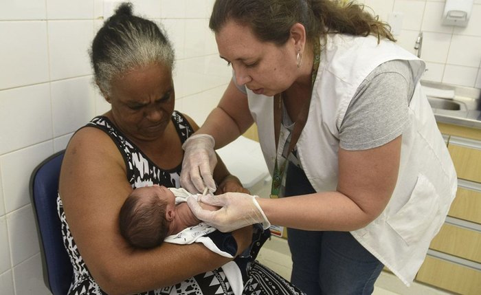 Vacinação em bebê