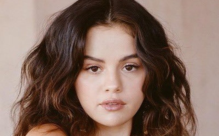 Selena Gomez reage com bom humor a pergunta sobre 'bigode' e esclarece melasma
