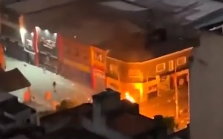 Cracolândia: usuários de drogas queimam sacos de lixo; polícia diz que foi hostilizada