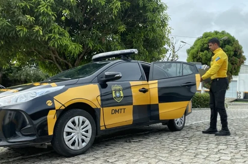 DMTT realiza entrega domiciliar de placas perdidas durante as chuvas em Maceió