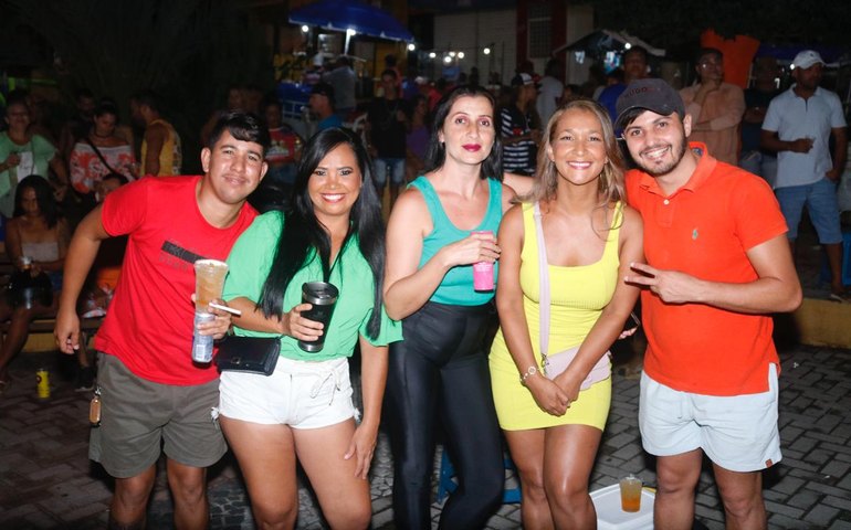 'Carnaval do Povo' registra baixa presença de público devido a investimentos reduzidos; hoje tem mais folia