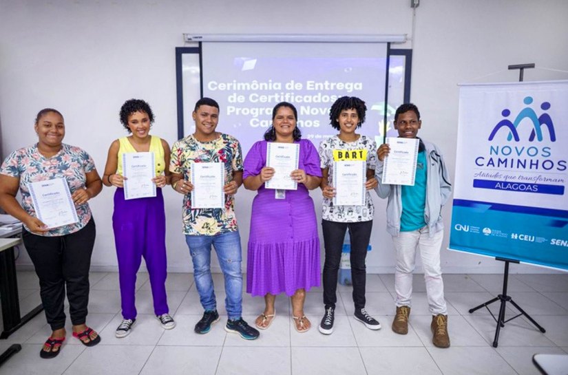 Adolescentes de abrigos recebem certificados de formação do Programa Novos Caminhos