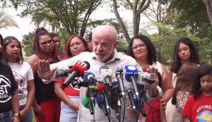 Lula falou com a imprensa após participar de uma missa em homenagem a Nossa Senhora Aparecida, no Palácio da Alvorada