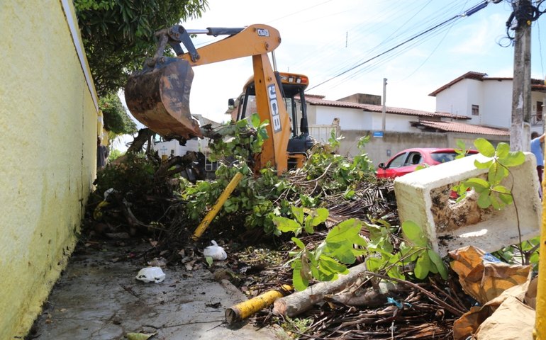 PREVENIR: Prefeitura recolhe cerca de 4 toneladas de entulhos descartados de forma irregular, na Massagueira