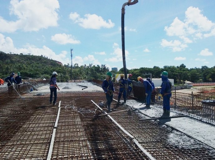 Concretagem da laje superior do viaduto de Jacarecica é concluída