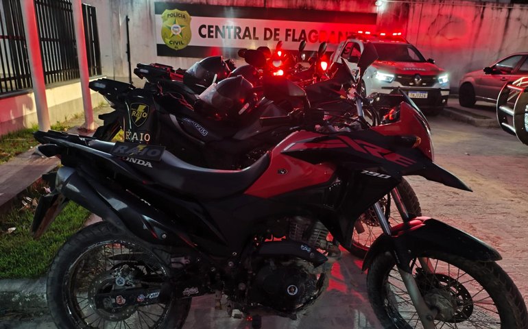 PM prende suspeitos e apreende drogas, arma e motocicleta