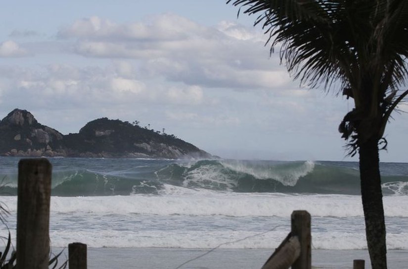 Litoral de Alagoas terá ressaca com ondas até 2,5 metros e chuvas intensas
