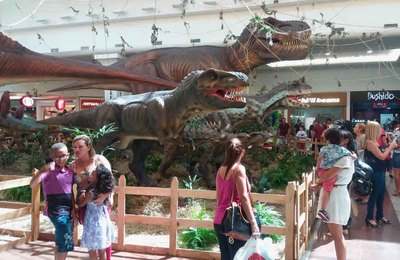 Dinossauros gigantes invadem o Pátio Maceió durante a ação Jurassic Pátio