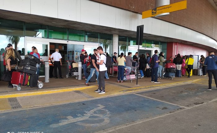 Passageiros foram obrigados a deixar o local e os voos foram suspensos Passageiros foram obrigados a deixar o local e os voos foram suspensos