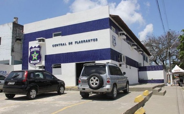 Homem joga água quente na esposa e provoca graves queimaduras no corpo dela