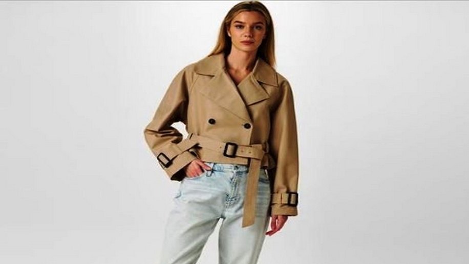 Trench coat cropped é a aposta para looks poderosos e modernos
