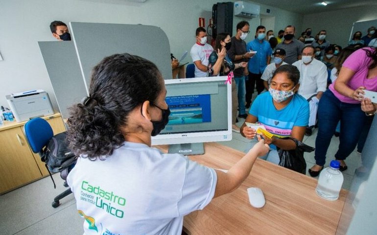 Assistência e trabalho para quem mais precisa