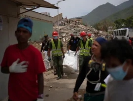 Venezuelanos se mobilizam para identificar os corpos de seus entes queridos enquanto o número de mortos pelo terremoto se multiplica.