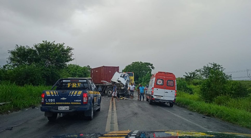 Dois motoristas morrem após colisão entre ônibus e carreta na BR-101 em Cristinápolis / Foto: Foto: PRF/SE