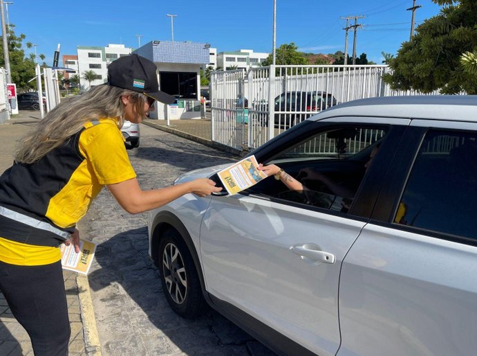 Ação educativa alerta motoristas para evitar fila dupla