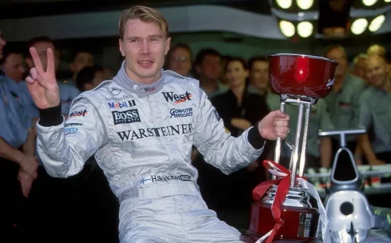 Só 7 no mundo: Bicampeão da F1 leiloa carro de luxo raro por R$ 8,2 milhões (e inclui aulas de condução)