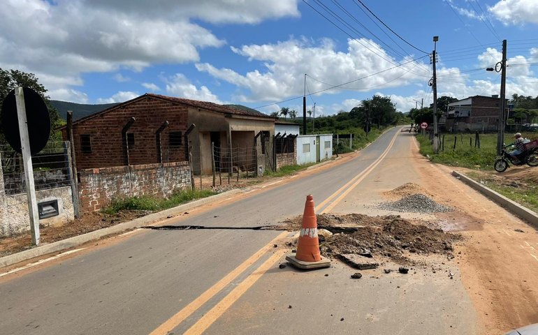 Obras em Estrela de Alagoas causam danos à estrada recém-asfaltada em Impoeiras