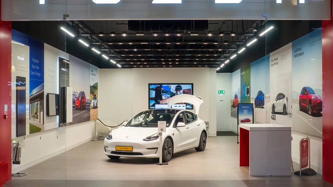 Tesla avança na Europa, mas chinesas disparam: BYD quase dobra registros de carros em setembro