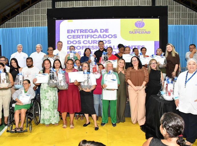 Educação de São Miguel dos Campos entregou mais de 360 certificados e kits profissionalizantes a alunos da EJA