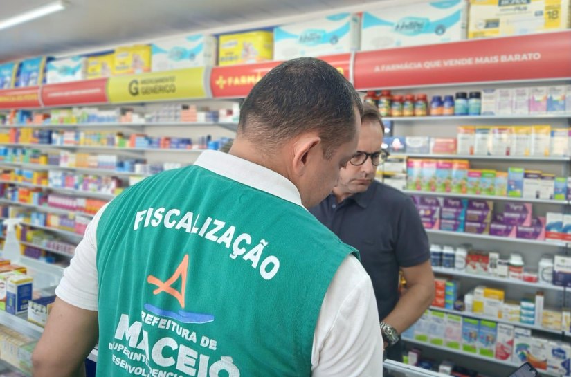 Comércios do bairro do Trapiche recebem fiscalização e orientação sobre descarte correto de resíduos