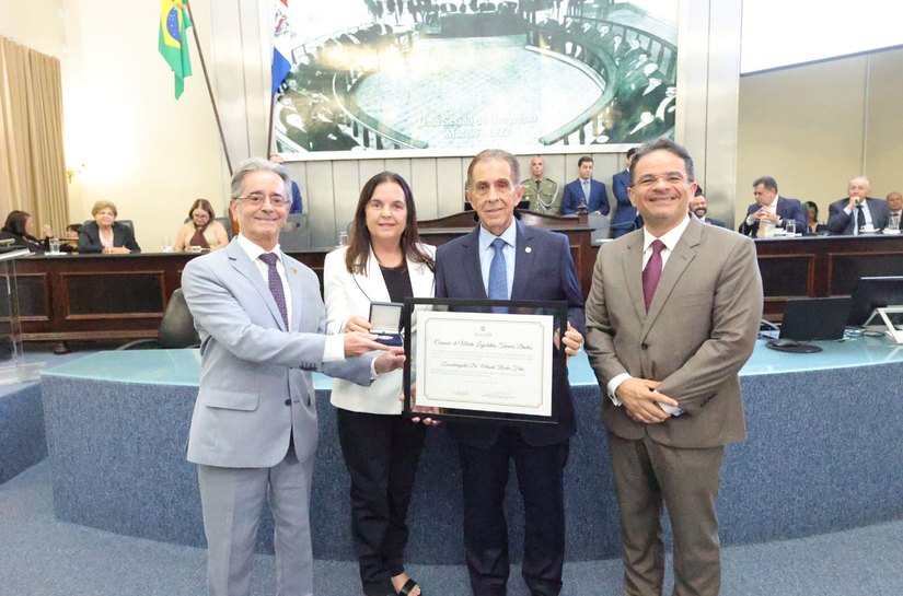 ALE concede Comenda Tavares Bastos ao desembargador Orlando Rocha Filho