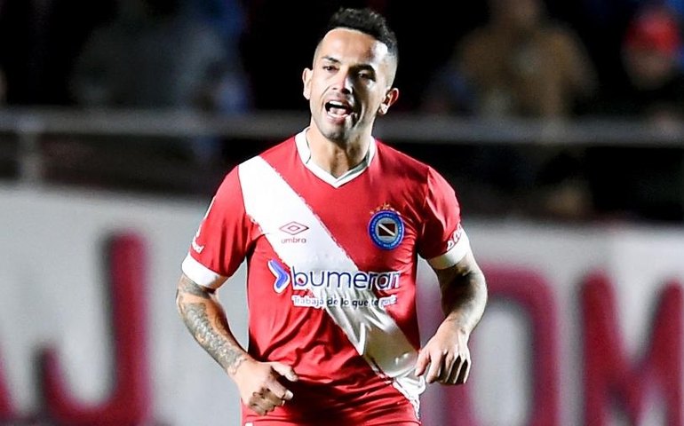 Santos acerta a contratação do meia argentino Gabriel Carabajal