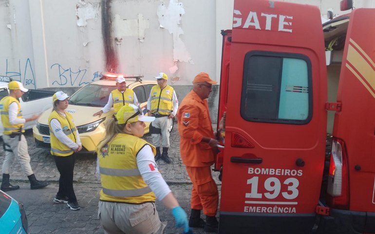Ronda no Bairro e Bombeiros socorrem homem em situação de rua, vítima de espancamento