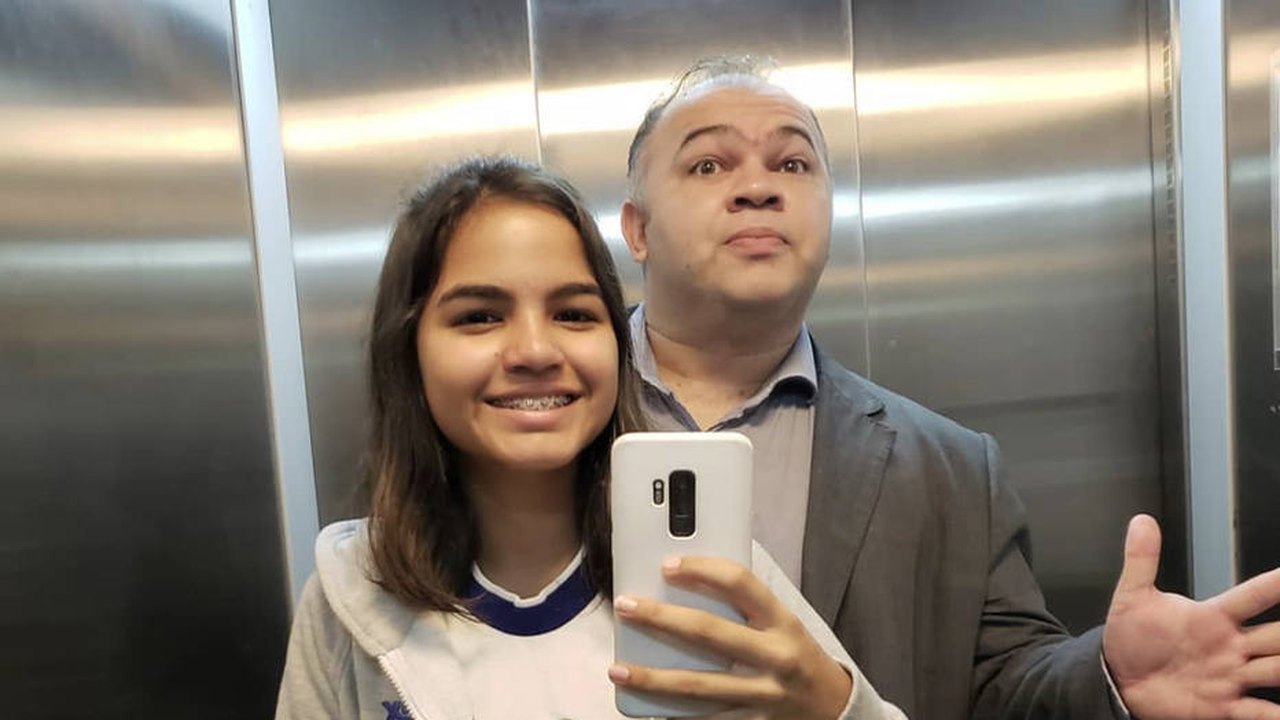 Família busca cartas que pai, fã dos Beatles, deixou para a filha em discos
