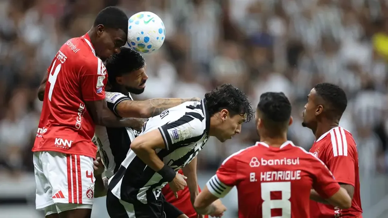 Botafogo enfrenta Internacional em confronto direto para evitar rebaixamento