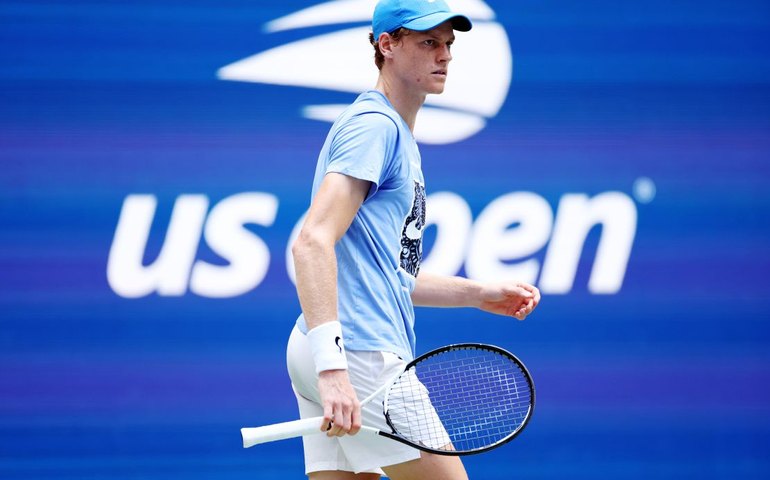 Jannik Sinner vence Carlos Alcaraz e ganha R$ 34 milhões em torneio exibição na Arábia Saudita