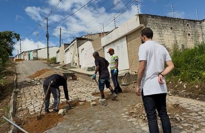 Prefeito de Anadia acompanha obras de recuperação de pavimentação