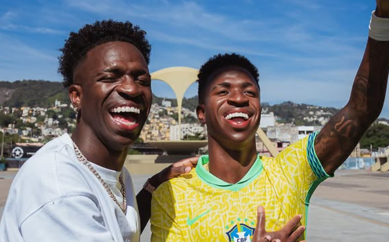 Vinícius Júnior ganha estátua de cera e se impressiona com semelhança