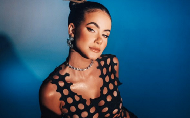 Laís Bianchessi promove o pop funk “Viciei”