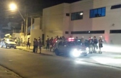 Contratados cobram pagamento da campanha de Almeida e protestam na sede do PMDB