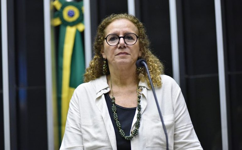 Jandira questiona destino de R$ 134 milhões ligados a Flávio Bolsonaro e fala em possível desvio